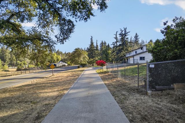 18095 Applegate Rd, Applegate, CA 95703