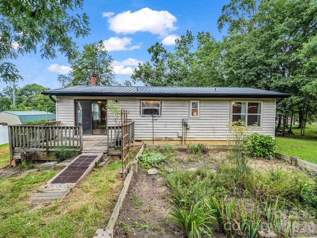 1 Lakewood Road, Hendersonville, NC 28792