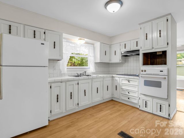 1 Lakewood Road, Hendersonville, NC 28792