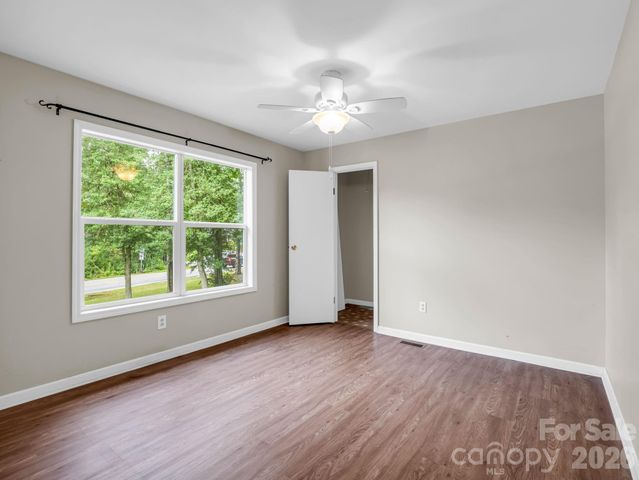 1 Lakewood Road, Hendersonville, NC 28792