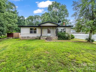 1 Lakewood Road, Hendersonville, NC 28792