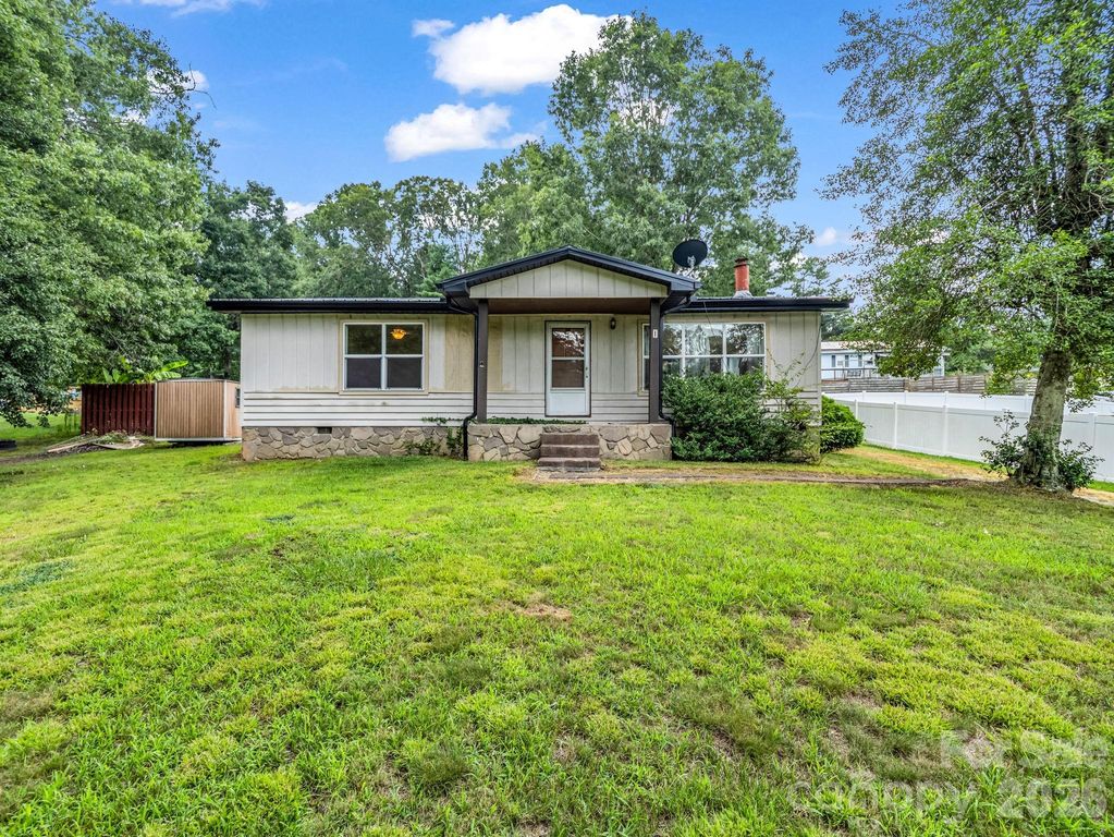 1 Lakewood Road, Hendersonville, NC 28792