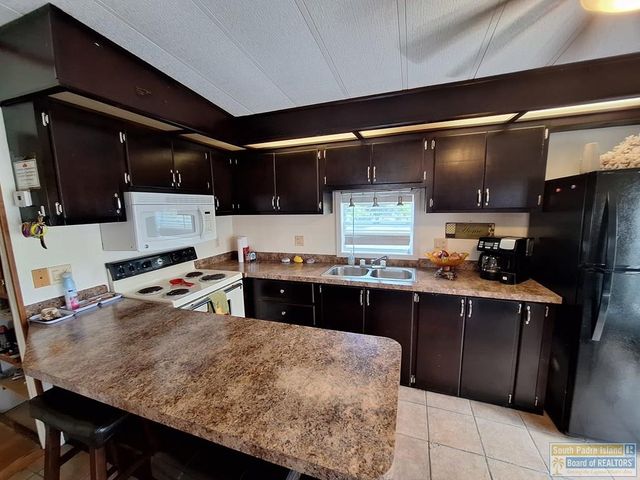 132 E Bonnet Circle, Port Isabel, TX 78578