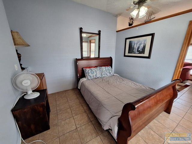 132 E Bonnet Circle, Port Isabel, TX 78578