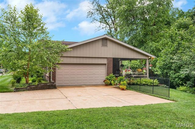 4686 Britcastle Drive, St Louis, MO 63128