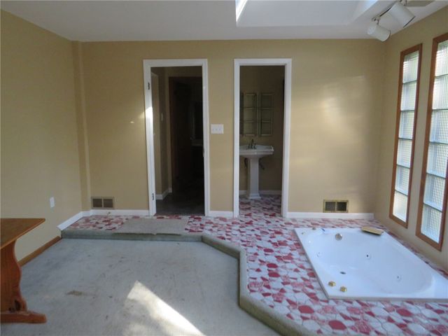 916 Gill Hall Rd, Jefferson Hills, PA 15025