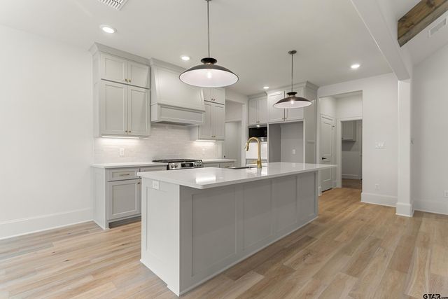 5300 Hollytree Dr, Tyler, TX 75703