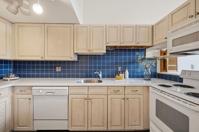 94 Newbury Ave 402, Quincy, MA 02171