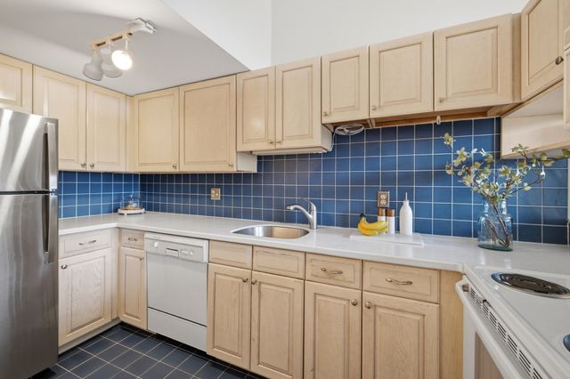 94 Newbury Ave 402, Quincy, MA 02171