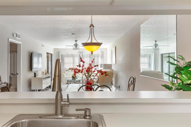 7698 Tahiti Lane 105, Lake Worth, FL 33467