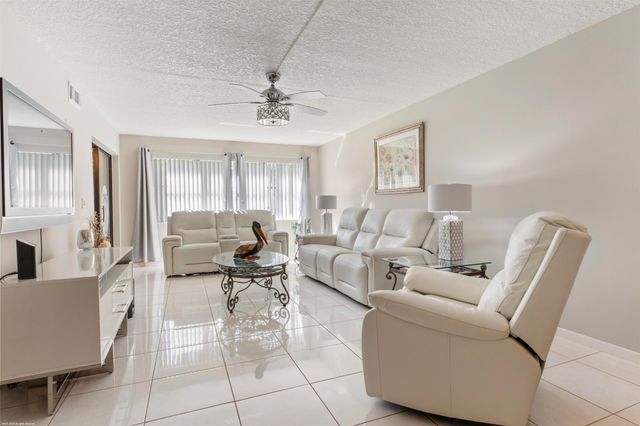 7698 Tahiti Lane 105, Lake Worth, FL 33467