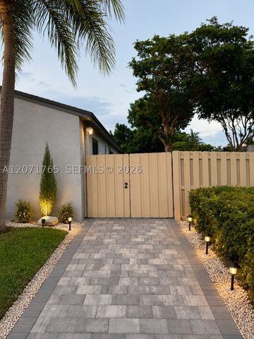 8601 NW 192nd Ter, Hialeah, FL 33015