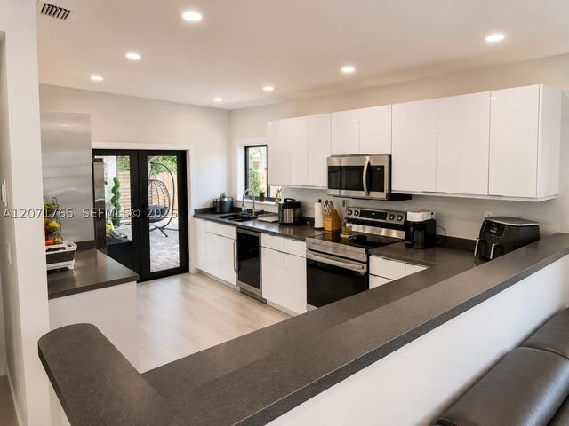8601 NW 192nd Ter, Hialeah, FL 33015