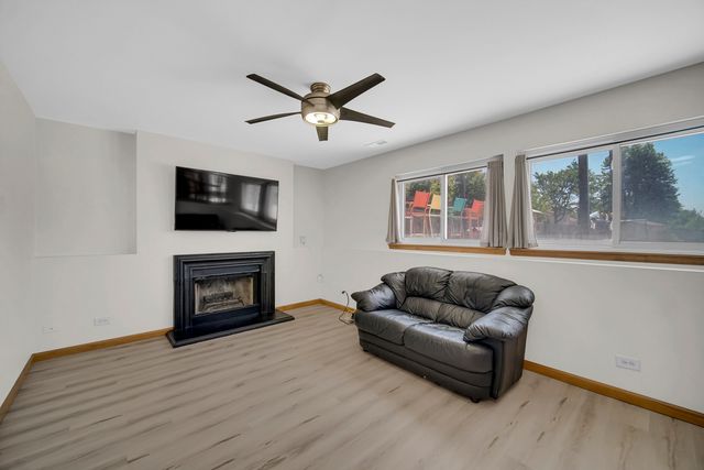 676 Hamilton Lane, North Aurora, IL 60542