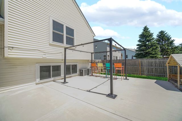 676 Hamilton Lane, North Aurora, IL 60542
