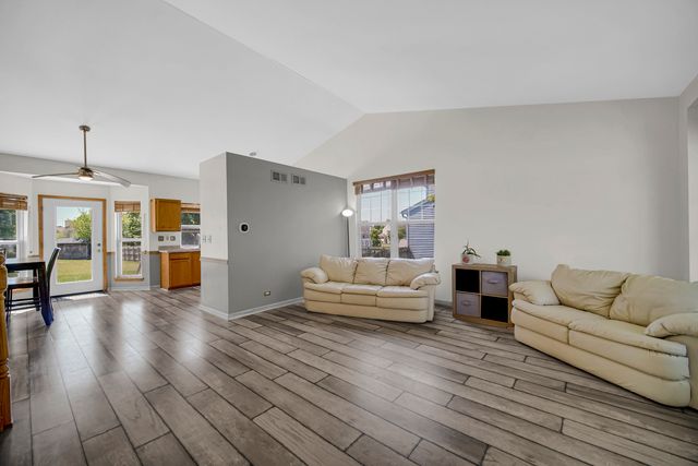 676 Hamilton Lane, North Aurora, IL 60542