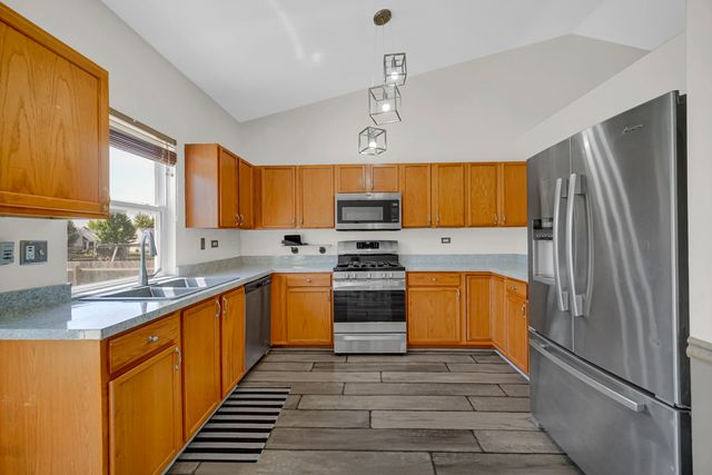 676 Hamilton Lane, North Aurora, IL 60542