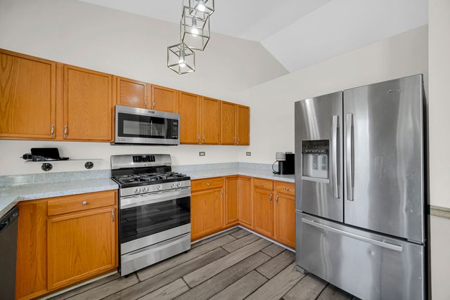 676 Hamilton Lane, North Aurora, IL 60542
