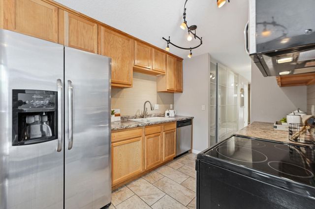 1762 Mcknight Road N 17, Maplewood, MN 55109