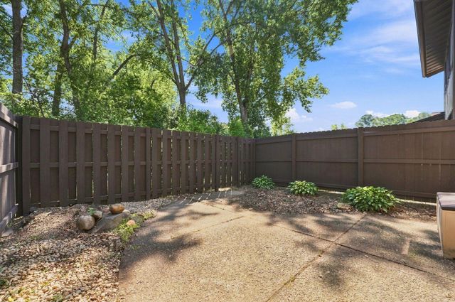 1762 Mcknight Road N 17, Maplewood, MN 55109