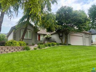 18 S Elkjer Cir, Sioux Falls, SD 57103