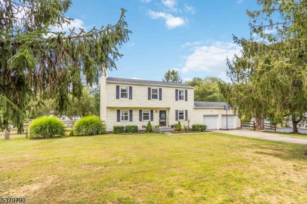 3 Quail Run, Washington Twp., NJ 07853