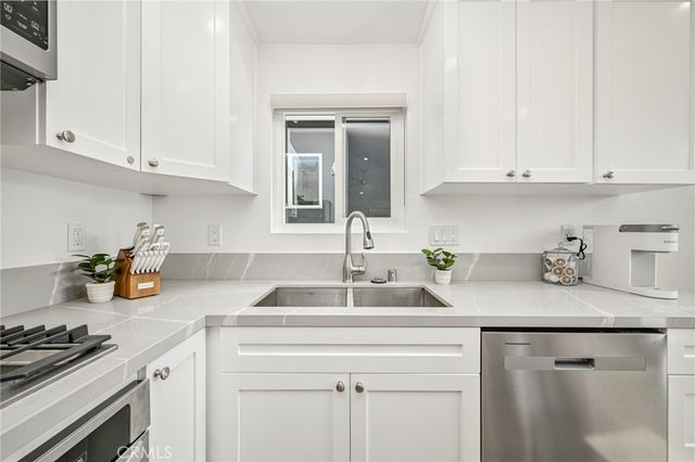 205 42nd Street, Newport Beach, CA 92663