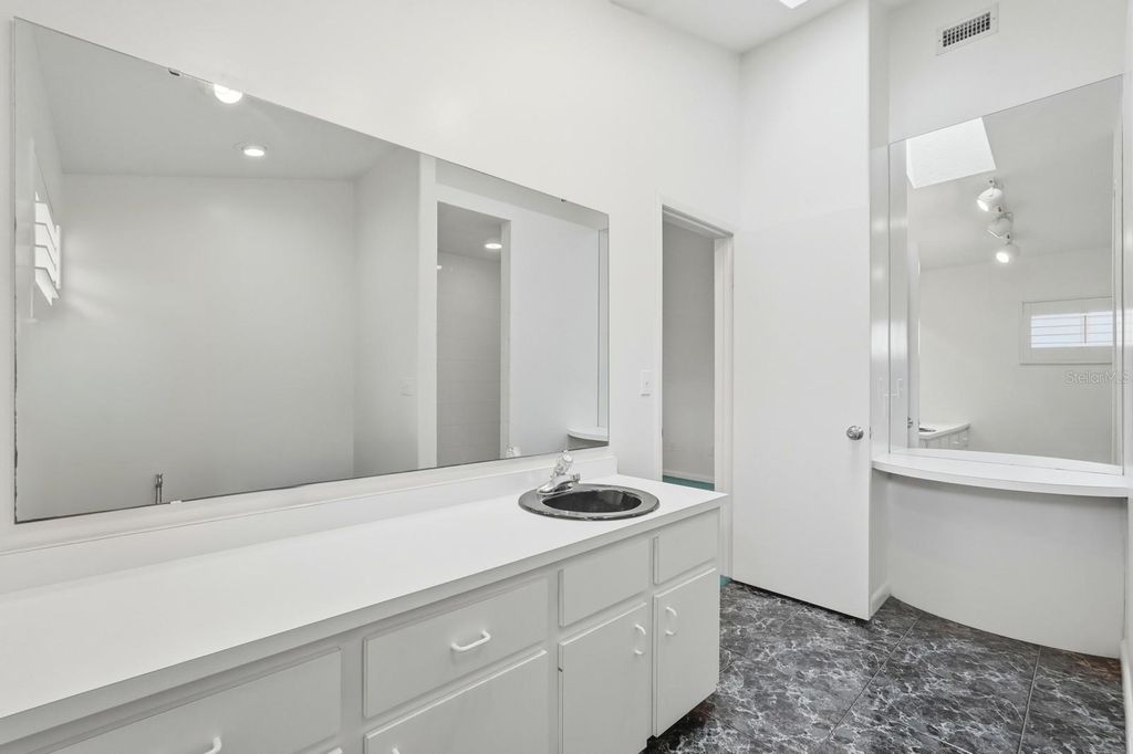 Image 11 of property listing at 4607 SAXON DRIVE, New Smyrna Beach, FL 32169