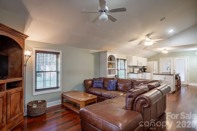 611 W Iredell Avenue, Mooresville, NC 28115