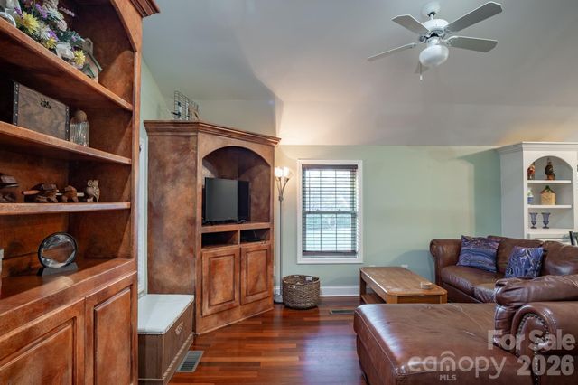 611 W Iredell Avenue, Mooresville, NC 28115