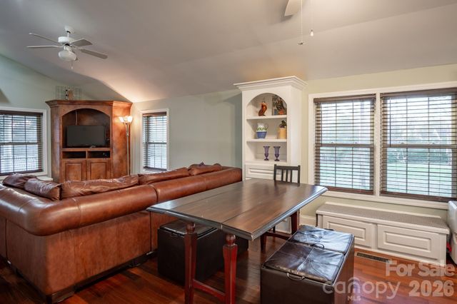 611 W Iredell Avenue, Mooresville, NC 28115