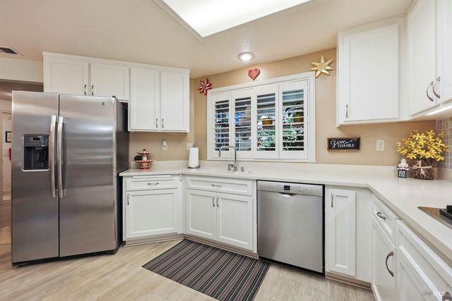 2092 Stonefield Ln, Santa Rosa, CA 95403