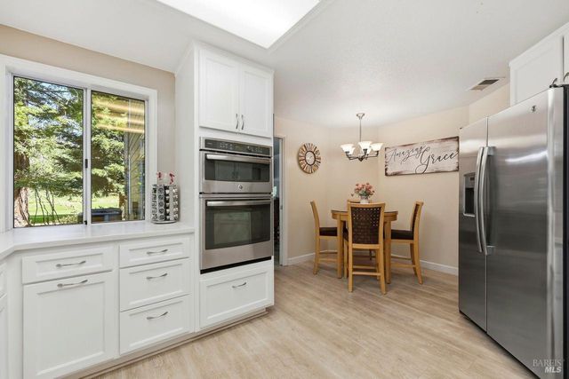 2092 Stonefield Ln, Santa Rosa, CA 95403