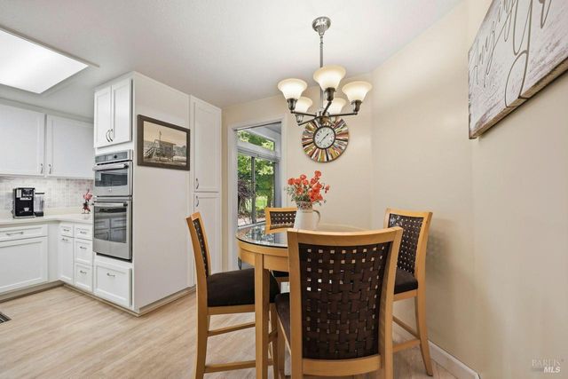 2092 Stonefield Ln, Santa Rosa, CA 95403