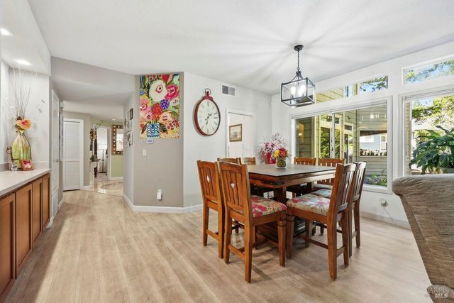 2092 Stonefield Ln, Santa Rosa, CA 95403