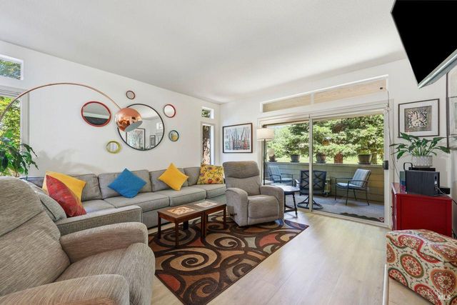 2092 Stonefield Ln, Santa Rosa, CA 95403