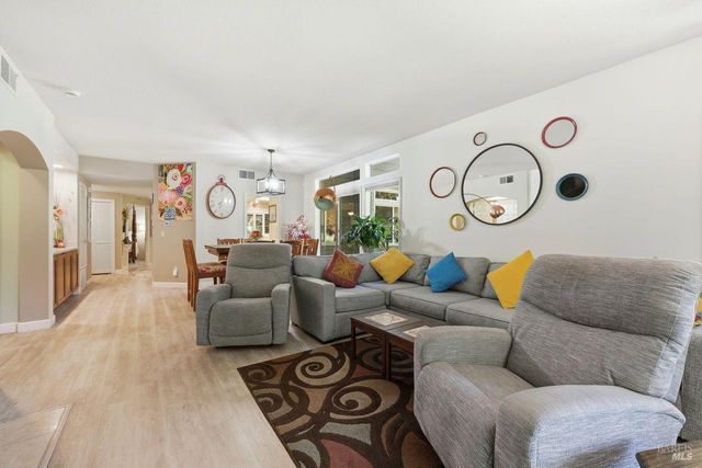 2092 Stonefield Ln, Santa Rosa, CA 95403