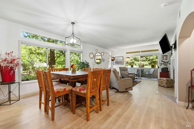 2092 Stonefield Ln, Santa Rosa, CA 95403