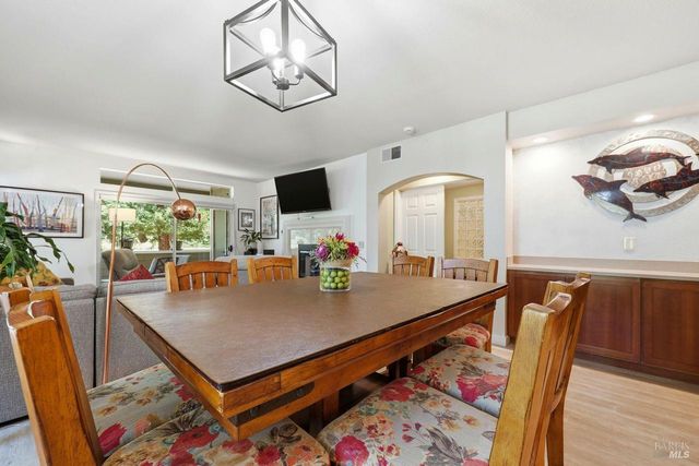 2092 Stonefield Ln, Santa Rosa, CA 95403