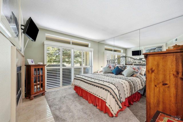 2092 Stonefield Ln, Santa Rosa, CA 95403