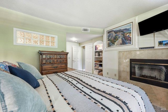 2092 Stonefield Ln, Santa Rosa, CA 95403