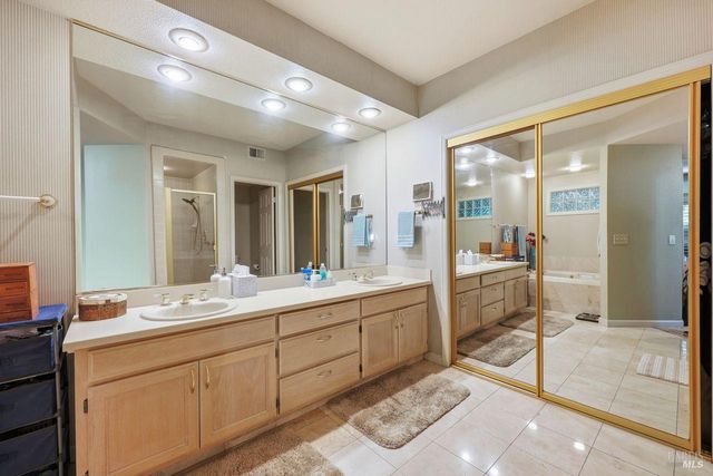 2092 Stonefield Ln, Santa Rosa, CA 95403