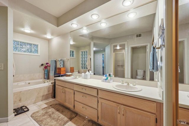 2092 Stonefield Ln, Santa Rosa, CA 95403