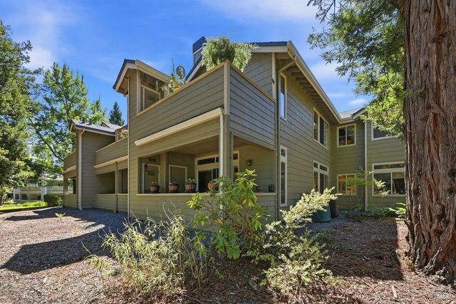 2092 Stonefield Ln, Santa Rosa, CA 95403