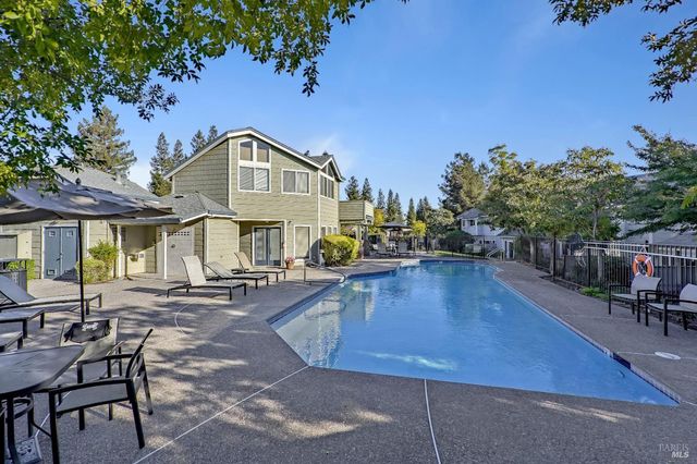 2092 Stonefield Ln, Santa Rosa, CA 95403