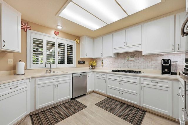 2092 Stonefield Ln, Santa Rosa, CA 95403