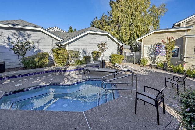 2092 Stonefield Ln, Santa Rosa, CA 95403