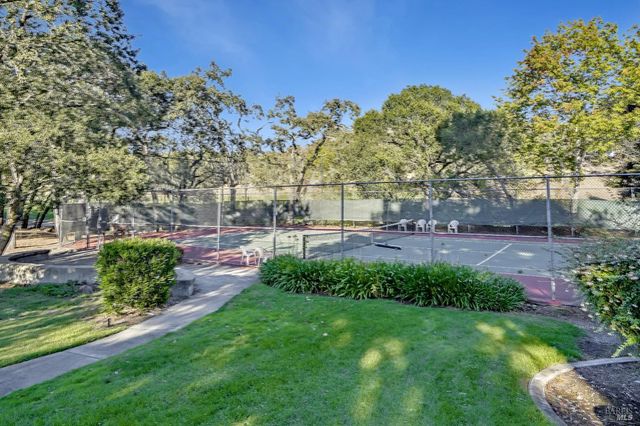 2092 Stonefield Ln, Santa Rosa, CA 95403