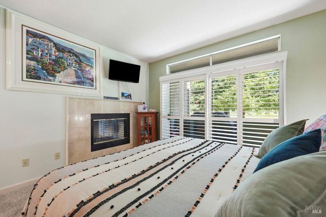 2092 Stonefield Ln, Santa Rosa, CA 95403