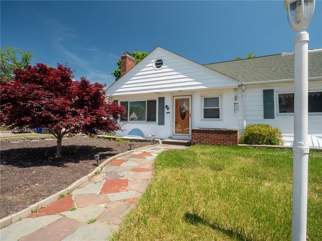 7 Hopedale Drive, West Warwick, RI 02893